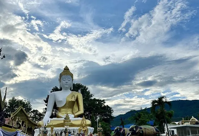 Wat Phra That Doi Kham, Wat Phra That Doi Suthep and 4 more